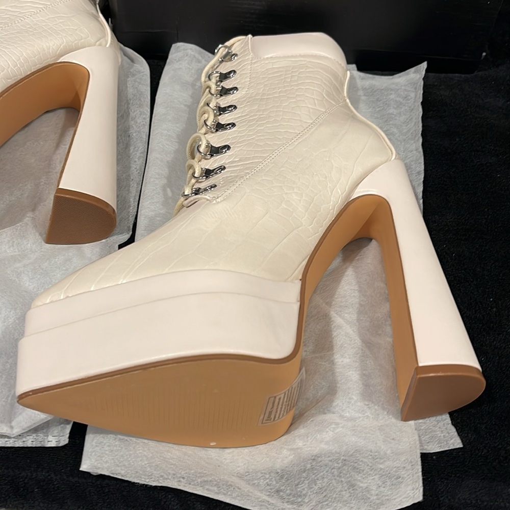 Brand new women cream color so fun and fabulous size 7/5 - Picture 3 of 7